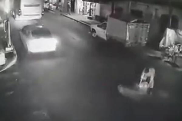 OVOG TREBA DIREKTNO U ZATVOR: Sipao je VRELO ULJE na ulicu, usledio je OPŠTI HAOS! (VIDEO)