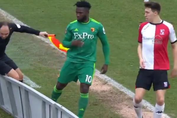 AJZAČE, BARABČINO: Fudbaler Votforda 'bacio' sudiju preko ograde!