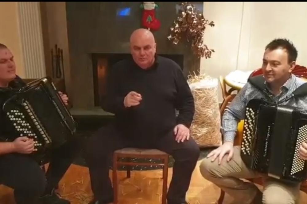 PALMA ČESTITAO BOŽIĆ UZ HARMONIKU SVOG SINA: Političar se proveselio na DOMAĆINSKI NAČIN! (VIDEO)