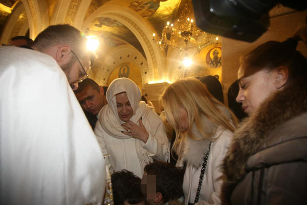 CECA DOČEKALA BOŽIĆ U BOŽIJOJ KUĆI POD VISOKOM TEMPERATUROM: Folk diva primila SVETO PRIČEŠĆE na božićnoj liturgiji