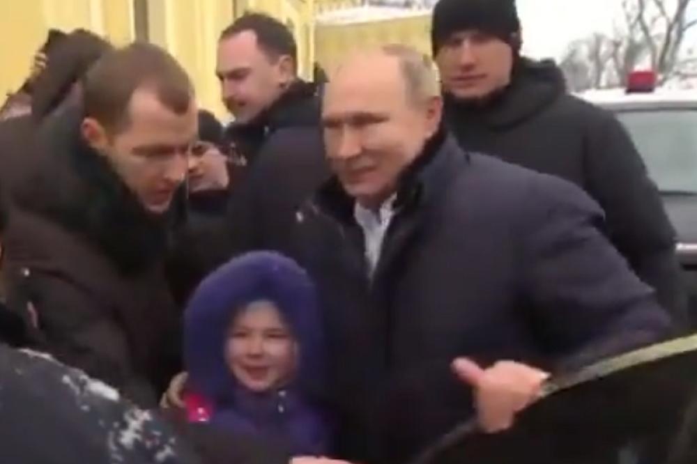 PUTIN VIDEO UPLAKANU DEVOJČICU PA IZLETEO IZ LIMUZINE: Rekao joj je OVE reči, i ona je momentalno UĆUTALA (VIDEO)