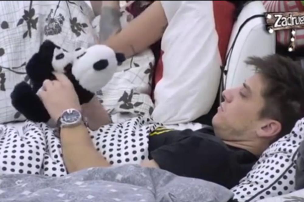 PRVA NOĆ BEZ NJE GA JE DOTUKLA: Evo koga je David GRLIO u krevetu umesto Aleksandre! Nećete verovati! (VIDEO)