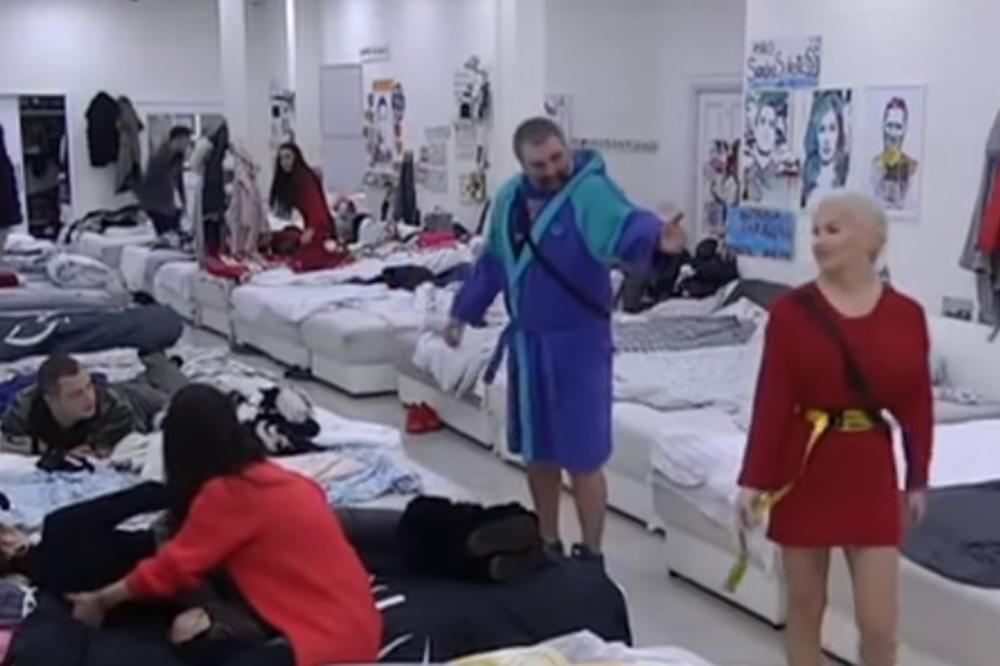 ODVRATNA SI PI*KA, KO KAŽE DA SI DOBRA RIBA, SLEP JE: Miki ničim izazvan počeo da VREĐA Sanju! (VIDEO)