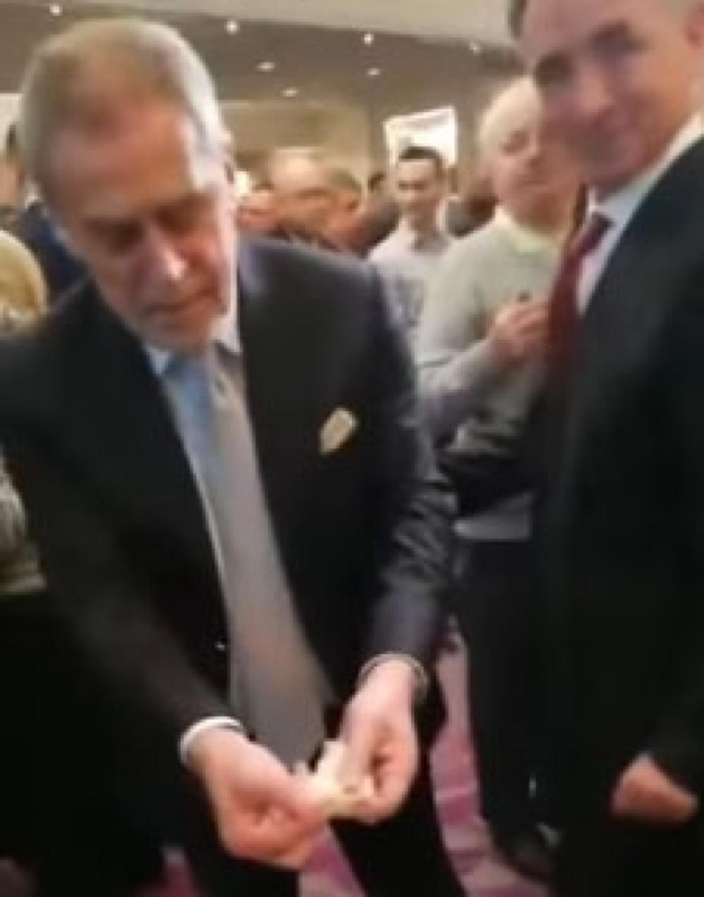 Milan Bandić izvukao novčić iz česnice