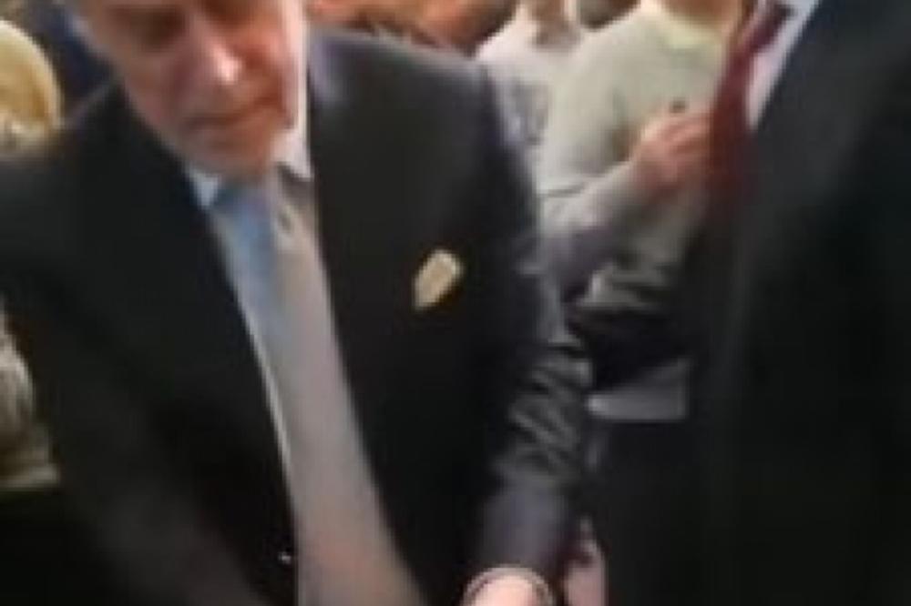 BOŽIĆNA NAMEŠTALJKA U ZAGREBU: Sveštenik pronašao novčić u česnici, dao ga Pupovcu, a na kraju završio kod NJEGA!