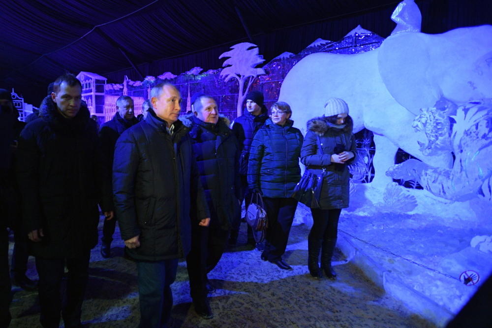 ŠTA SE TO DEŠAVA SA PUTINOVOM RUKOM? Detalj na šaci ruskog predsednika tokom Božićne liturgije izazvao pometnju!