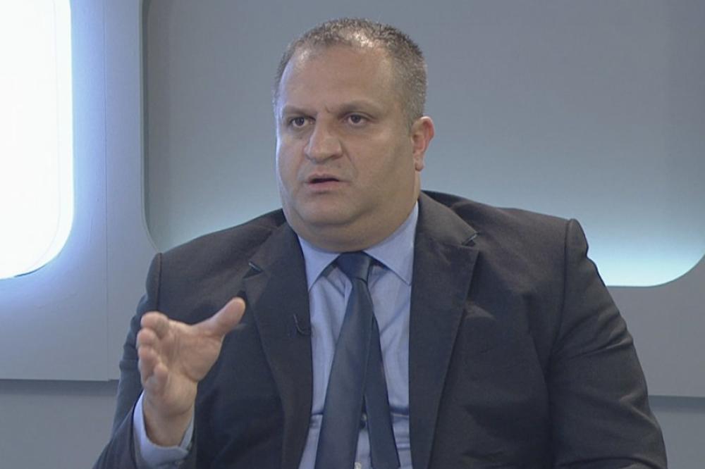 PLJUŠTE UVREDE! ALBANCI se NAJSTRAŠNIJE posvađali između sebe oko PREGOVORA sa SRBIJOM! Mustafa, MARŠ IZ POLITIKE!