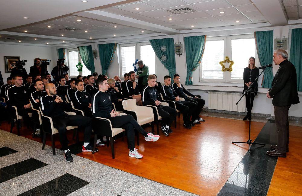 Igrači Partizana slušaju obraćanje predsednika kluba Milorada Vučelića  