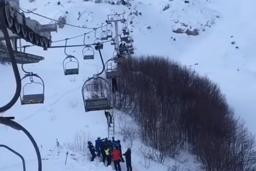 VISILA JE SA ŽIČARE, JEDVA JE IZDRŽALA DA NE PADNE: Pogledajte spektakularno spašavanje žene na Žabljaku! (VIDEO)