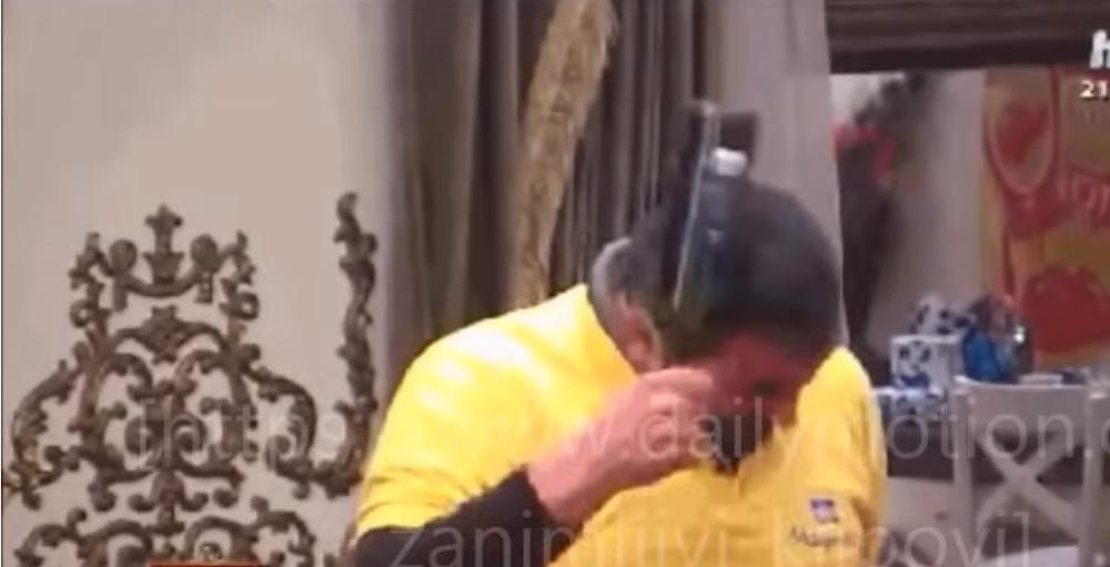 Miki se udara u glavu  