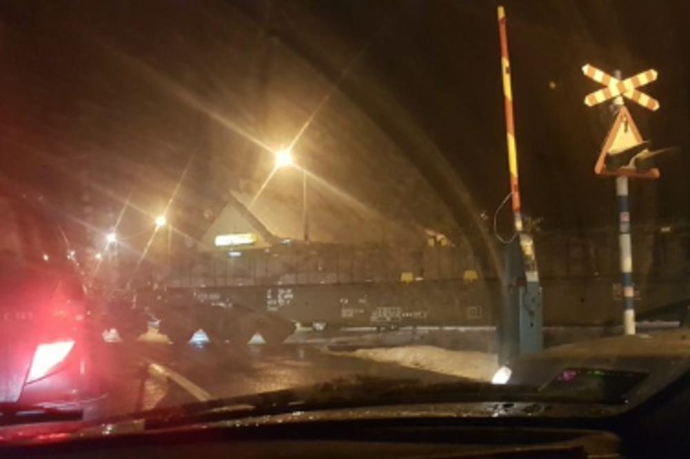 7 LJUDI JE POGINULO, ZAR TREBA JOŠ NEKO DA STRADA? Na 2 pružna prelaza u BG-u VOZOVI PROLAZE, A RAMPA PODIGNUTA