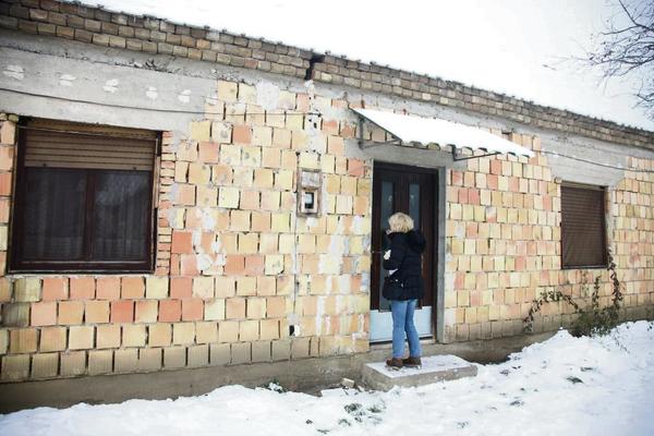 BRUTALNO TUKAO I SILOVAO ŽENU OBOLELU OD RAKA! Nezapamćen napad u Starim Banovcima!