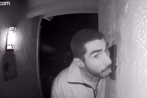 RADIO JE TO ČAK TRI SATA! Nadzorne kamere na kući uhvatile JAKO ČUDNO PONAŠANJE mladića! (VIDEO)