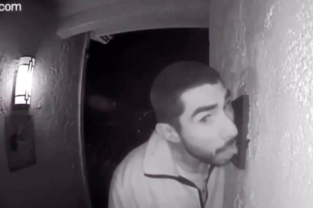 RADIO JE TO ČAK TRI SATA! Nadzorne kamere na kući uhvatile JAKO ČUDNO PONAŠANJE mladića! (VIDEO)