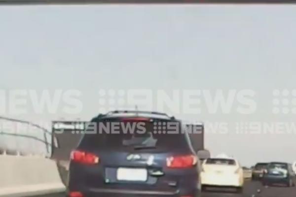 VOZIO JE AUTOPUTEM, KADA SE ISPRED NJEGA SRUČIO UŽAS: Ovako nešto se retko dešava, ima sreće što je živ! (VIDEO)