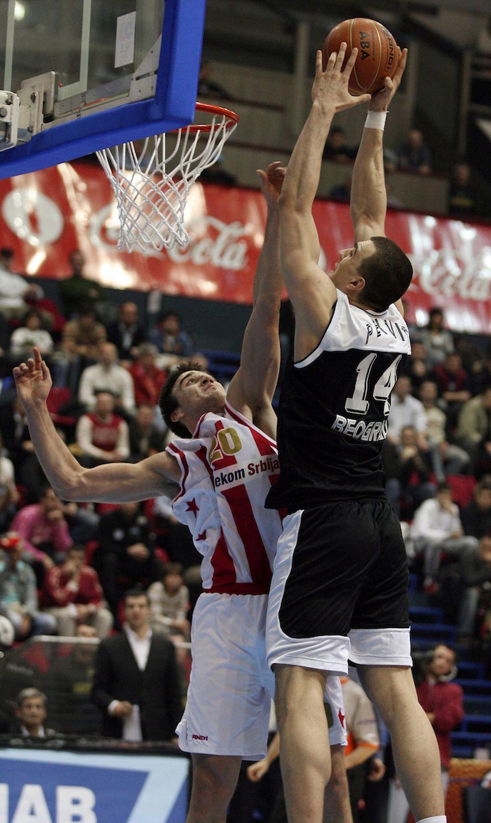 Nikola Peković zakucava preko Tadije Dragićevića u derbiju  