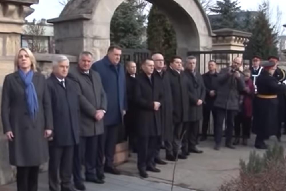 DAN REPUBLIKE SRPSKE: Počeo svečani defile, sa Dodikom i sin Ratka Mladića i patrijarh Irinej