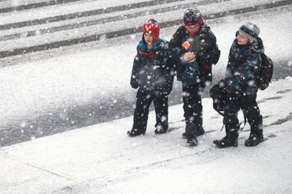 PROMRZLI SU MI PRSTI JER SAM PEŠKE KRENUO KROZ SMETOVE: 11 đaka zavejano u kućama sela Kovilje, NE MOGU DO ŠKOLE
