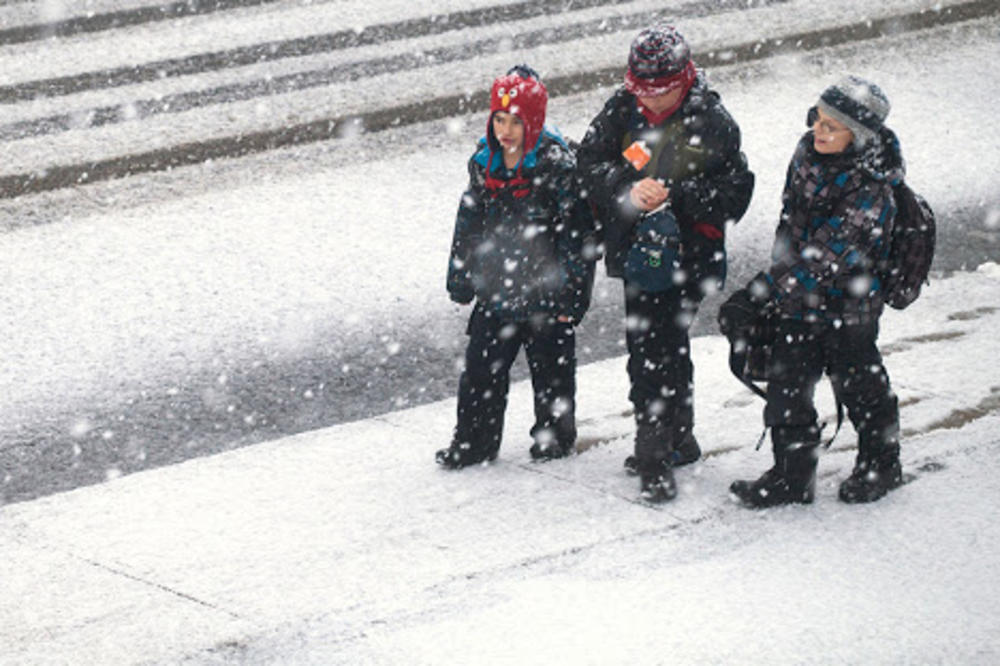PROMRZLI SU MI PRSTI JER SAM PEŠKE KRENUO KROZ SMETOVE: 11 đaka zavejano u kućama sela Kovilje, NE MOGU DO ŠKOLE