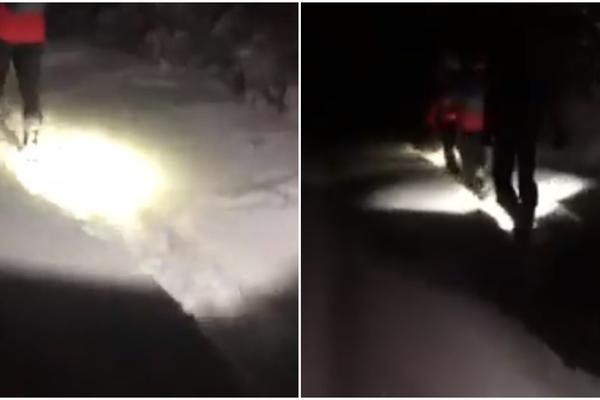 UMOTALI SU JE U ASTRO FOLIJU I ĆEBAD ZBOG HLADNOĆE! Ovako je izgledala HEROJSKA akcija spašavanja starice (VIDEO)