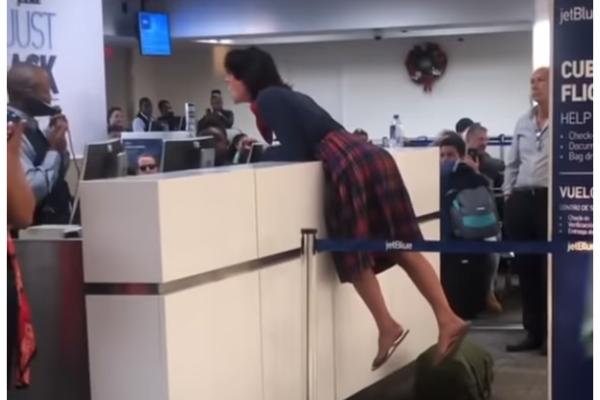 ŽENA POTPUNO ODLEPILA NA AERODROMU U FOLORIDI: Urlala na zaposlene i SKAKALA PO PULTU! Svi gledali u neverici