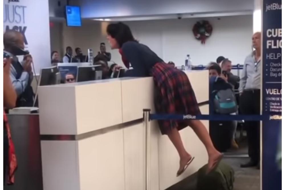ŽENA POTPUNO ODLEPILA NA AERODROMU U FOLORIDI: Urlala na zaposlene i SKAKALA PO PULTU! Svi gledali u neverici
