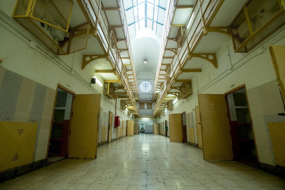 SIROMAŠNA ŽENA JE ZAVRŠILA U ZATVORU JER NIJE IMALA DA PLATI KAZNU: Uskoro ju je sačekalo dirljivo IZNENAĐENJE