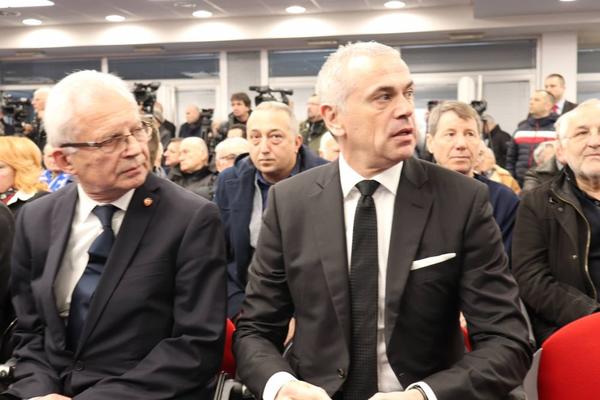 ZVEZDAŠKA JAVNOST NE MOŽE DA SE NAČUDI: Fotka prvog čoveka Zvezde je postala pravi hit na društvenim mrežama!