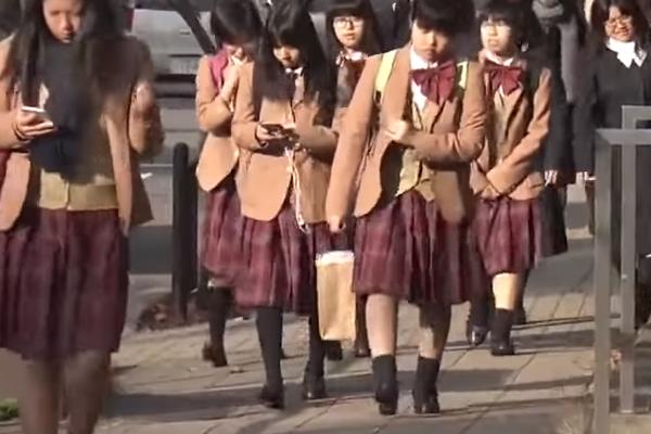 RANGIRALI STUDENTKINJE PO VOLJNOSTI DA PRISTANU NA ODNOSE: Tabloid u centru skandala posle sramnog teksta!