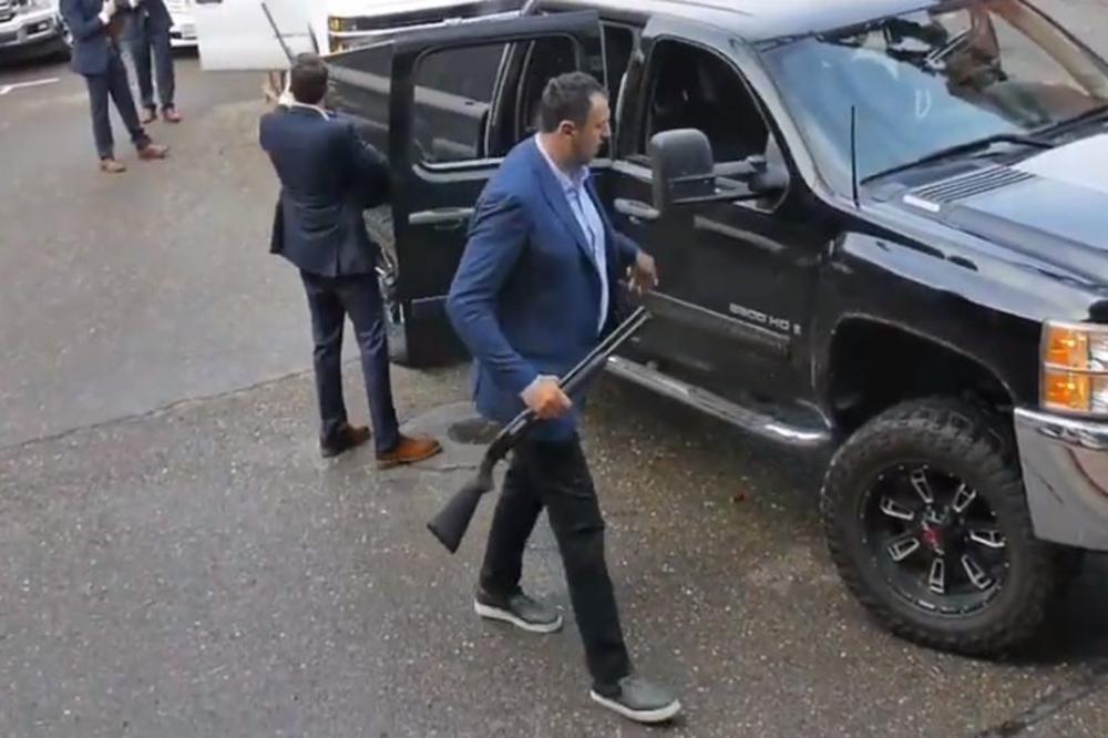 POJAVIO SE SNIMAK PUCAČINE DIVCA I EKIPE: Parkirali su kola u centru grada, povadili puške i počelo je rokanje!