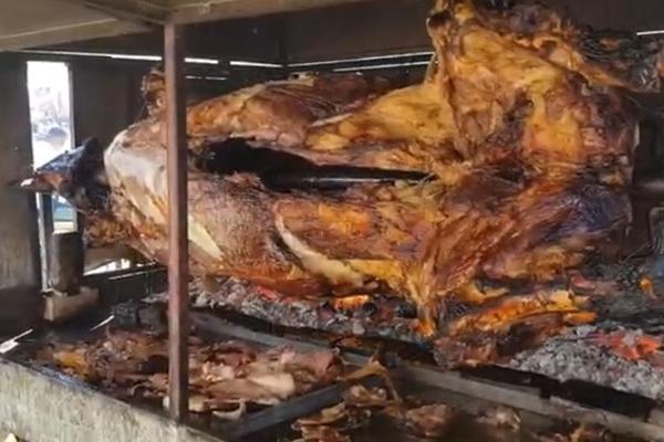 SNS U BATAJNICI SPREMA BOGATU TRPEZU ZA SPRSKU NOVU GODINU: Doček uz pečenog BIKA, kuvano vino i rakiju (FOTO)