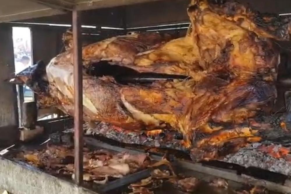 SNS U BATAJNICI SPREMA BOGATU TRPEZU ZA SPRSKU NOVU GODINU: Doček uz pečenog BIKA, kuvano vino i rakiju (FOTO)