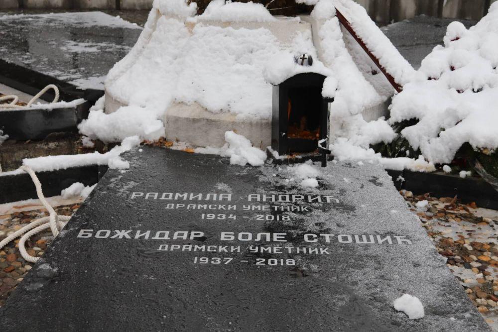 Pored Šekularca su sahranjeni i Radmila Andrić i Božidar Stošić  