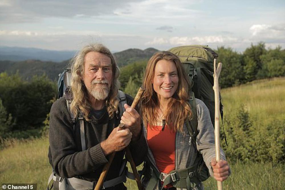 ŽIVI U DIVLJINI SA 30 GODINA STARIJIM ČOVEKOM: Sele se po svetu kao nomadi, a peru kosu SVOJIM URINOM! (VIDEO)