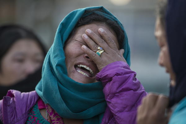 ZBOG MENSTRUACIJE SU JE, SA DVOJE MALE DECE, PROTERALI IZ SELA: Ujutru su u kolibi zatekli stravičan prizor (VIDEO)