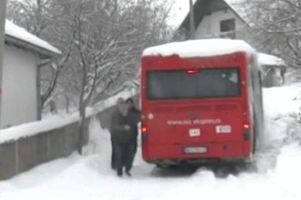 TREBALO IM JE 35 SATI: Nakon mučne borbe, konačno izvučen PUTNIČKI AUTOBUS koji se zaglavio u PROKUPLJU!