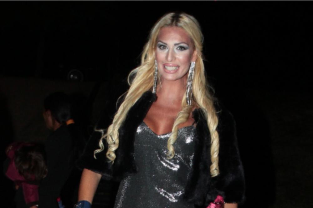 AVA KARABATIĆ UŠLA U PAROVE, PA SE ODMAH BACILA U AKCIJU: Vuya skinuo sve sa sebe, a ona digla noge! (VIDEO)