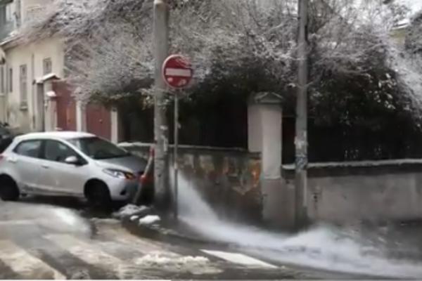 AUTO JE PROKLIZAO I ZAKUCAO SE U HIDROFOR! Šiknuo je gejzir u ovoj BG ulici, komentari na ovo su hit (VIDEO)