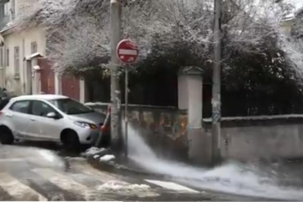AUTO JE PROKLIZAO I ZAKUCAO SE U HIDROFOR! Šiknuo je gejzir u ovoj BG ulici, komentari na ovo su hit (VIDEO)