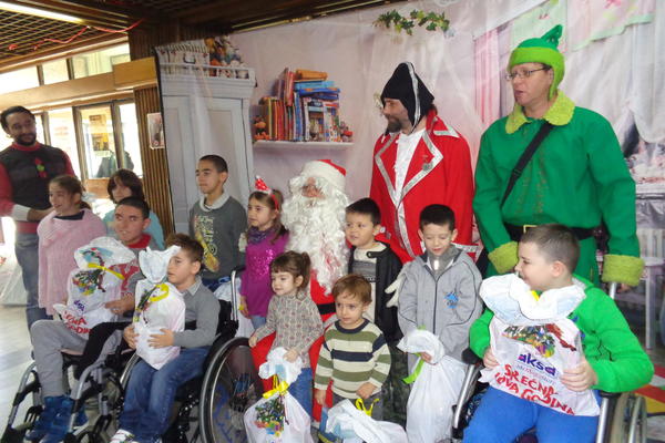 Udruženje distrofičara Južnobanačkog okruga: Novogodišnji paketići za najmlađe