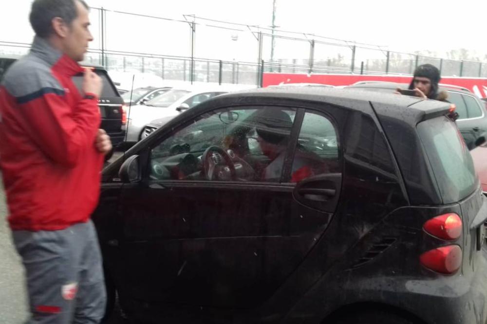 KOLIMA OD SVLAČIONICE DO TERENA: Igrači Zvezde išli automobilima na prvi trening na početku priprema!