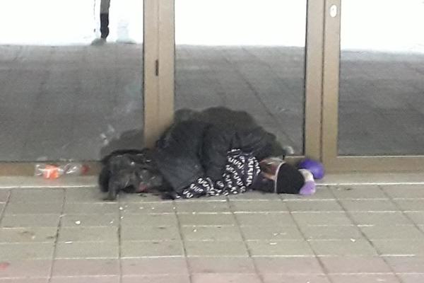 SVI SU JE ŽALILI: Beskućnica koja se danima MRZNE na ulicama POŽAREVCA odbija POMOĆ! PRIČA JE DOBILA OBRT (FOTO)