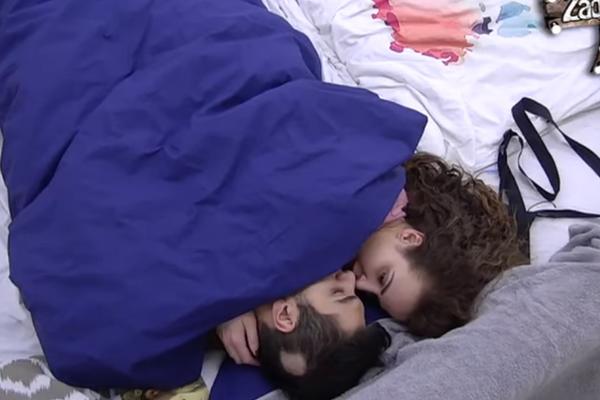 SVE PRŠTI OD STRASTI: Nataša Moskva uskočila u Adamov KREVET, a onda je počela VRELA AKCIJA! (VIDEO)