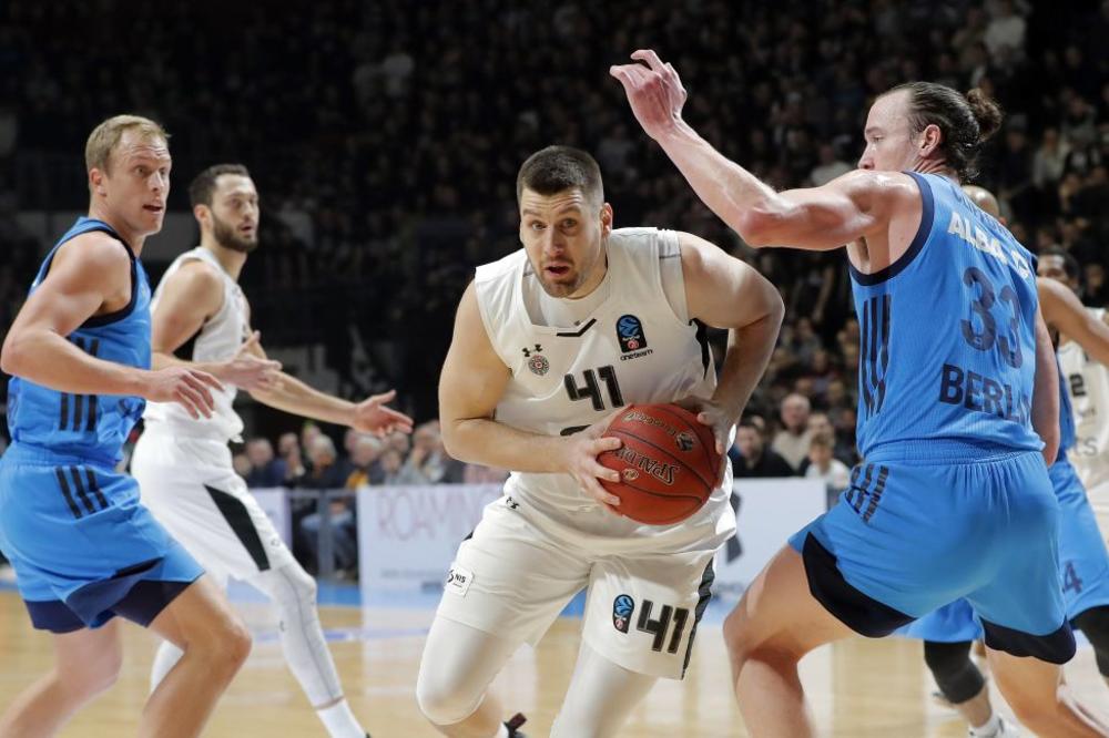 GAGIĆ ZBUNIO NAVIJAČE U ČAIRU: Cela hala je gledala u njegove noge!