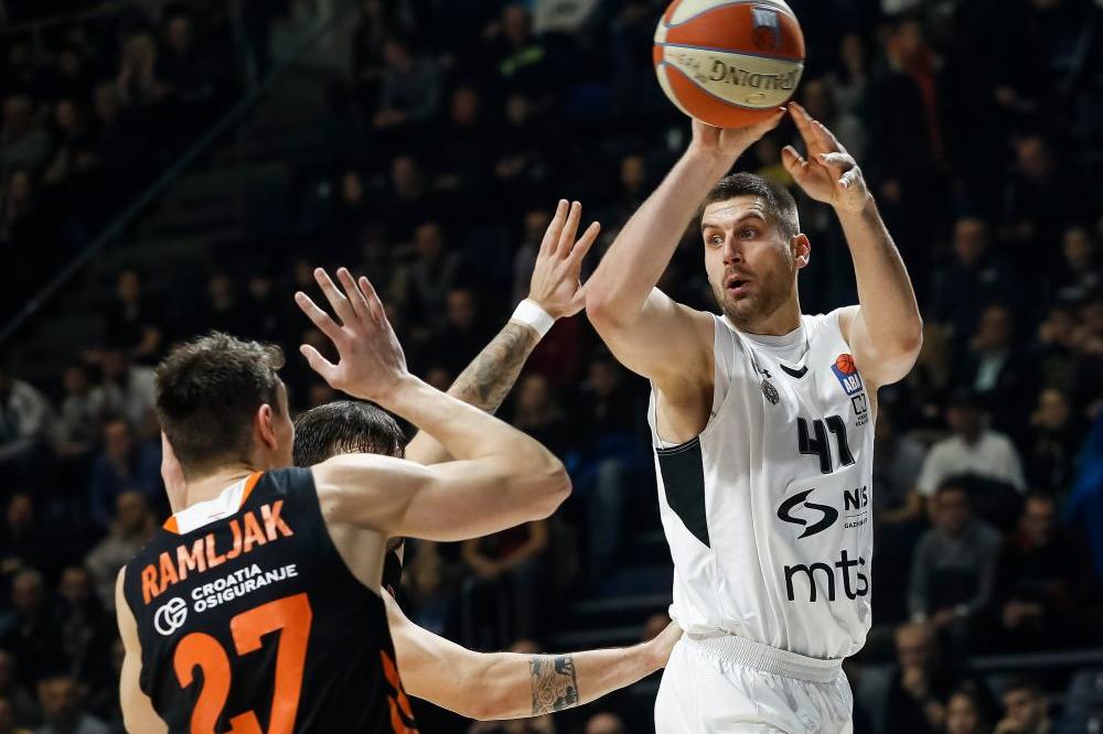 ŠTA RADI ĐORĐE GAGIĆ NA TRGU REPUBLIKE? Košarkaš Partizana sa lopatom u ruci zbunio Beograđane!