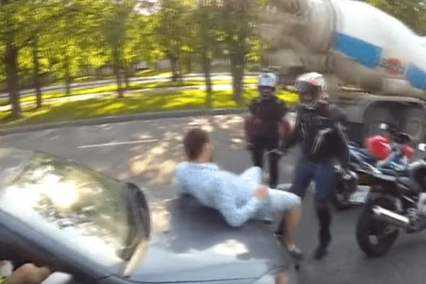 BANDA MOTORISTA GA JE NAPALA PRED DEVOJKOM: Delovalo je kao da će ga pretući, ali onda je usledio PREOKRET! (VIDEO)