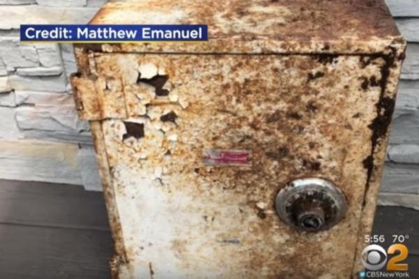 U SVOM DVORIŠTU PRONAŠLI ZAKOPANI SEF PUN PARA I ZLATA: Kada su saznali kome pripada, bili su u šoku! (VIDEO)