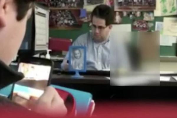 U UČIONICI PUNOJ ĐAKA, ZAVUKAO JE RUKU U PANTALONE: Nastavnik uhvaćen u sramnom činu! (VIDEO)