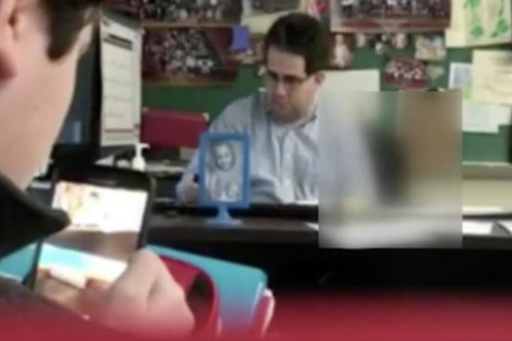 U UČIONICI PUNOJ ĐAKA, ZAVUKAO JE RUKU U PANTALONE: Nastavnik uhvaćen u sramnom činu! (VIDEO)