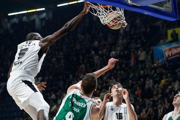 CEO PIONIR U TRANSU: Bandža Si je pojeo koš na zakucavanju, a stopalo mu ostalo na ramenu protivnika!